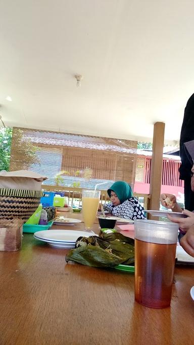 RUMAH MAKAN SAUNG SITU JATIJAJAR