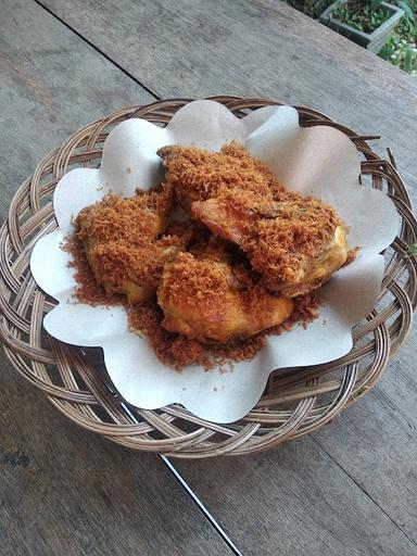 AYAM GORENG SERUNDENG DABUHA