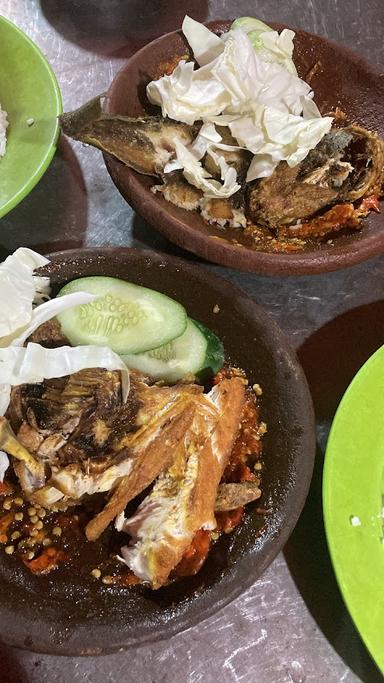 PECEL LELE DAN AYAM PENYET CAK GUN