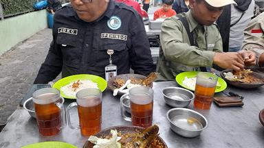 PECEL LELE DAN AYAM PENYET CAK GUN