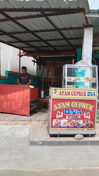 AYAM GEPREK DNA