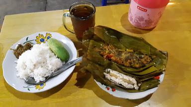 WARUNG NASI IBU RIKI