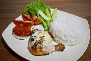 AYAM BAKAR TIGA NYONYA