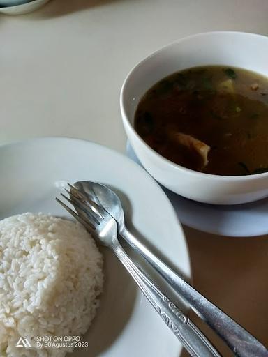 SOP BUNTUT DAN AYAM GORENG COKRO