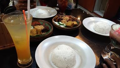 AYAM PENYET RIA - TUNJUNGAN PLAZA 1