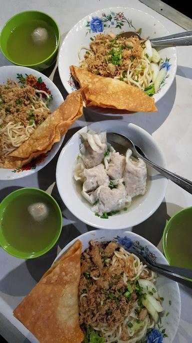 MIE AYAM & BAKSO ARTISAH