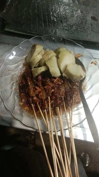 WARUNG BU WIN (SATE AYAM, DAGING SAPI DAN MACAM-MACAM GORENGAN)