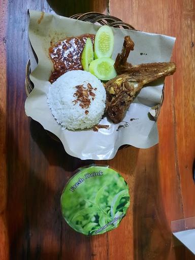 AYAM PENYET PANDAWA