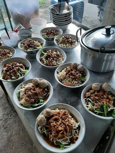 BAKSO DAN MIE AYAM PAK MUJI LOR BALEDESO