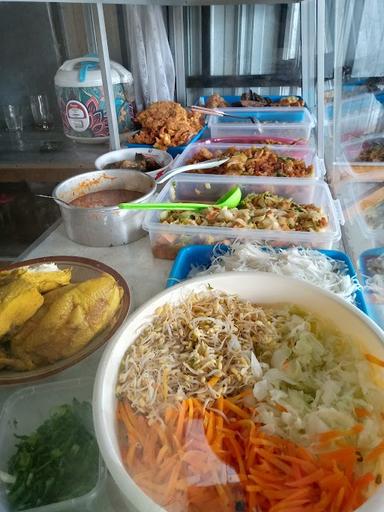 SOTO POJOK DAN NASI RAMES BU LIS POM MEDARI