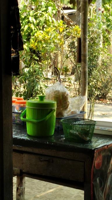 WARUNG KELONTONG, KOPI, MILONG & TEMPURA MAK TIYOK