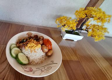 WARUNG NASI KUNING-UDUK & LENGKO MAKINI