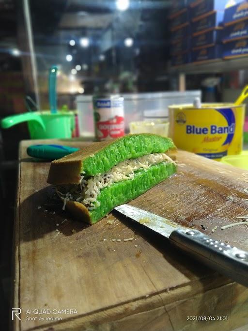 MARTABAK DAN TERANG BULAN MARGASARI