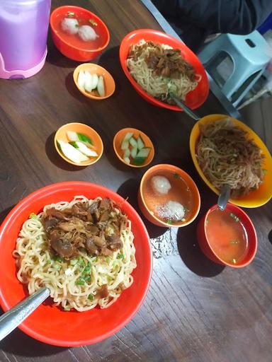 MIE PANGSIT & TAHU CAMPUR GAJAH MADA