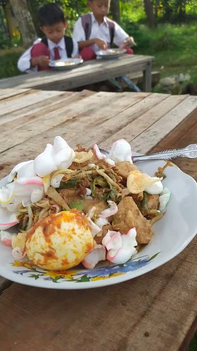 GADO GADO ( JAVANESE SALAD WITH PEANUT SAUCE )