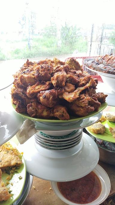 PUTRI MINANG MASAKAN PADANG