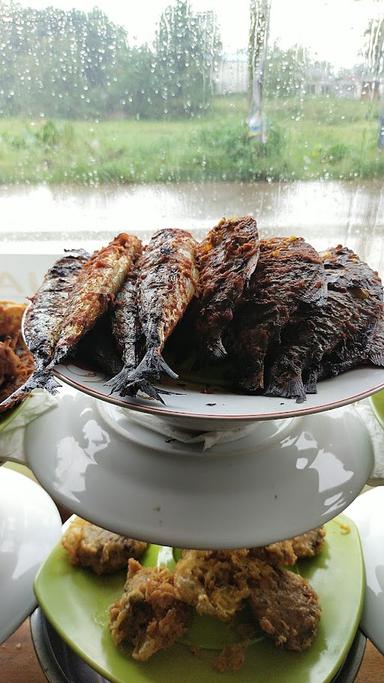 PUTRI MINANG MASAKAN PADANG