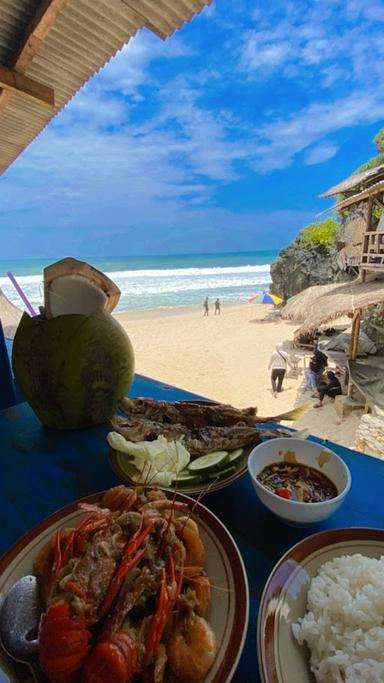 WARUNG MAKAN DENIS PANTAI GOA WATULAWANG