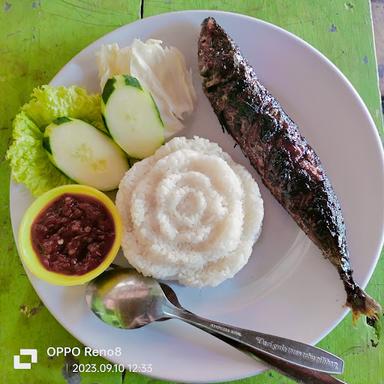 WARUNG MAKAN GUBUK SAMUDRA PANTAI WEDI BEDAH SUNDAK TIMUR