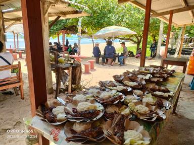 WARUNG MAKAN GUBUK SAMUDRA PANTAI WEDI BEDAH SUNDAK TIMUR