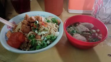 WARUNG MAKAN MIE AYAM & BAKSO WONOGIRI