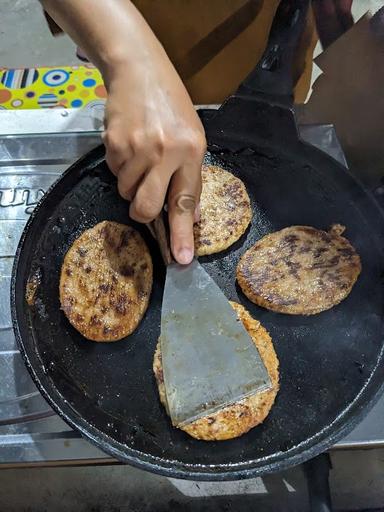 MIE STEAK AKAMSI, TIGARAKSA