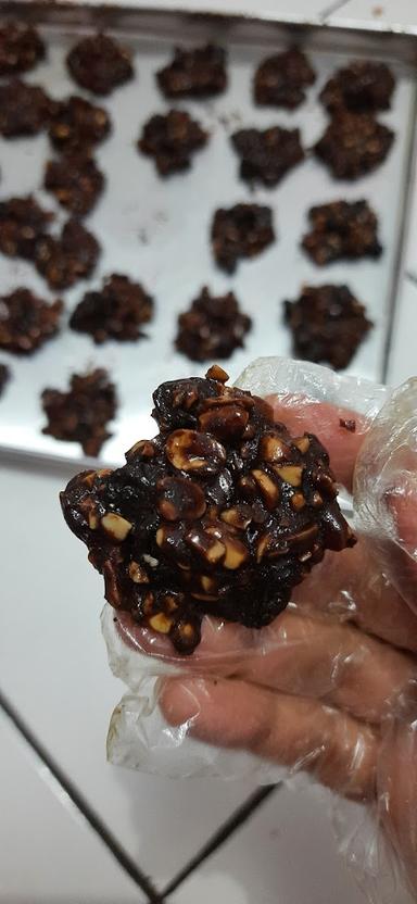 KACANG COKELAT SALATIGA