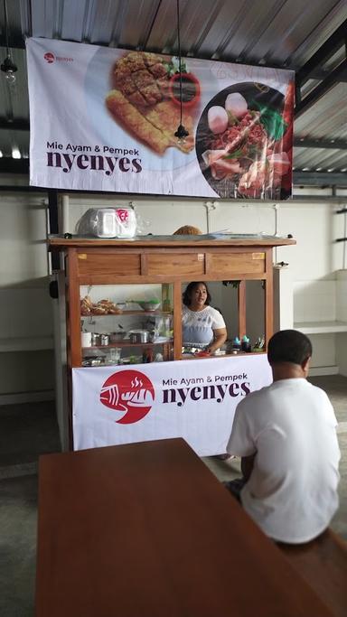 MIE AYAM DAN PEMPEK NYENYES CABANG SALATIGA