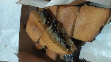 MARTABAK DAN TERANG BULAN ANNA