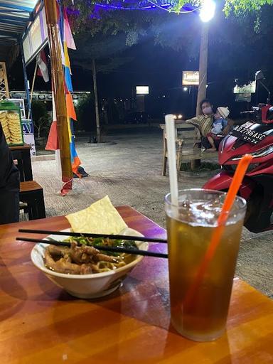 WARUNG BAKSO MIE AYAM MBAH BUYUT