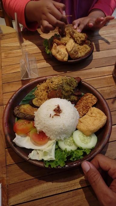 WARUNG MAKAN MBAK INDRY