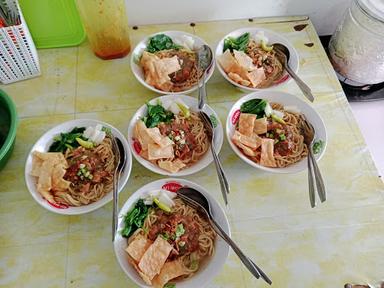 BAKSO & MIE AYAM YUMMY