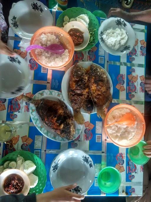 RUMAH MAKAN LESEHAN DUA PUTRA