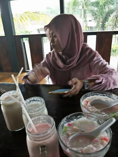 WARUNG LESEHAN BALE BAMBU