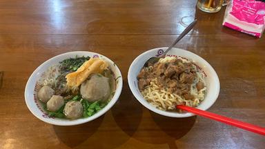 BAKSO DJOEN WONOGIRI 3 ( BAKSO MIE AYAM & SOTO ASLI WONOGIRI SI DJOEN 3)