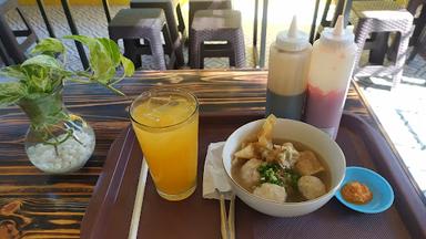 BAKSO BALUNG BABI & NASI AYAM KAJA KANGIN WARUNG