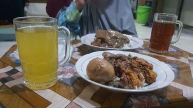 GUDEG BU SLAMET BATIKAN ꦒꦣꦒꦧꦱꦭꦩꦠꦧꦠꦏꦤ