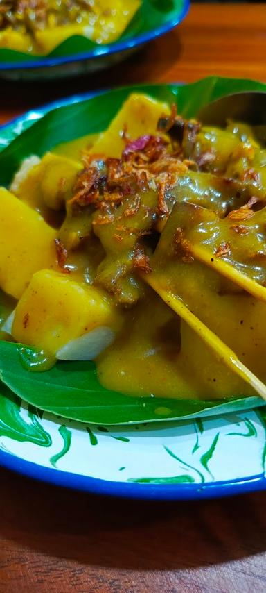 SATE PADANG DAN KETUPAT SAYUR PITA BUNGA