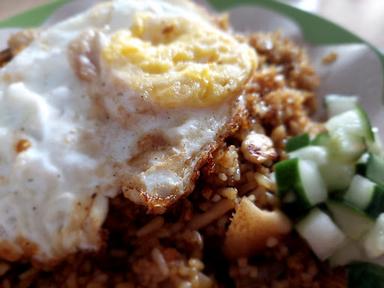 WM SOKARAJA BU NANIK ( SOTO SOKARAJA, NASI GORENG, GONGSO, AYAM-BEBEK GORENG )