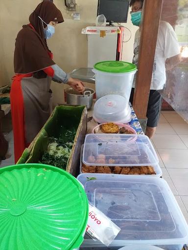 WARUNG MAKAN NASI PECEL YU KINI ACHMAD