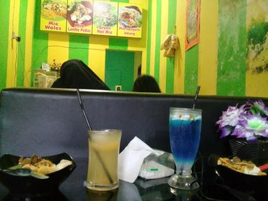 KEDAI MIE WOLES