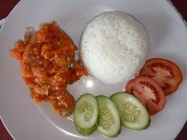 RUMAH MAKAN AYAM GORENG KLAPA GADING