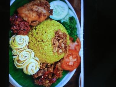 NASI UDUK KUNING DAN SOTO AYAM CEKER