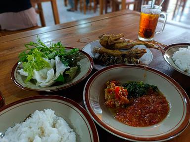 BEBEK & AYAM KAMPUNG MAS BUDI