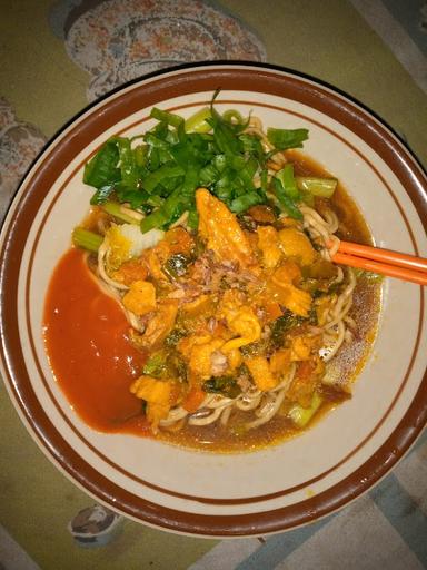 JAJAJAN UMI RY PEMPEK, SOTO BANJAR, RISOLES, MIE AYAM