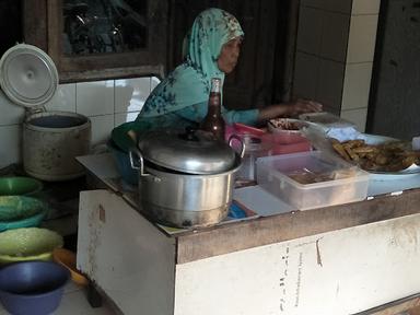 WARUNG NASI LENGKO DAN KUNING IBU JULEHA