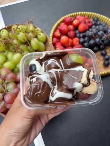 SUSU SAPI DAN SALAD BUAH SIRAM COKLAT TJ