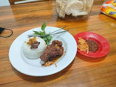 BEBEK HITAM, AYAM HITAM, & SEBLAK DKWEK, WONOCOLO