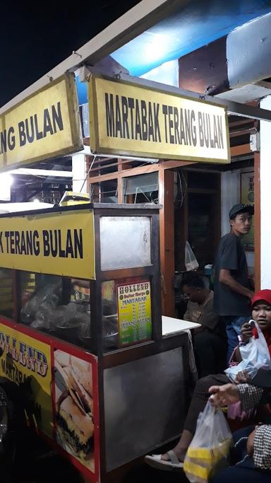 MARTABAK DAN TERANG BULAN HOLLEND