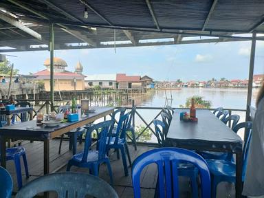 https://horego-prod-outlets-photos.s3.ap-southeast-3.amazonaws.com/horego.com/astambul/restaurant/soto-bawah-jembatan/review/thumbnail/af1qippzul8fcg6t7ym40bzvka_gszn4fm_9axqaiyfx.jpg